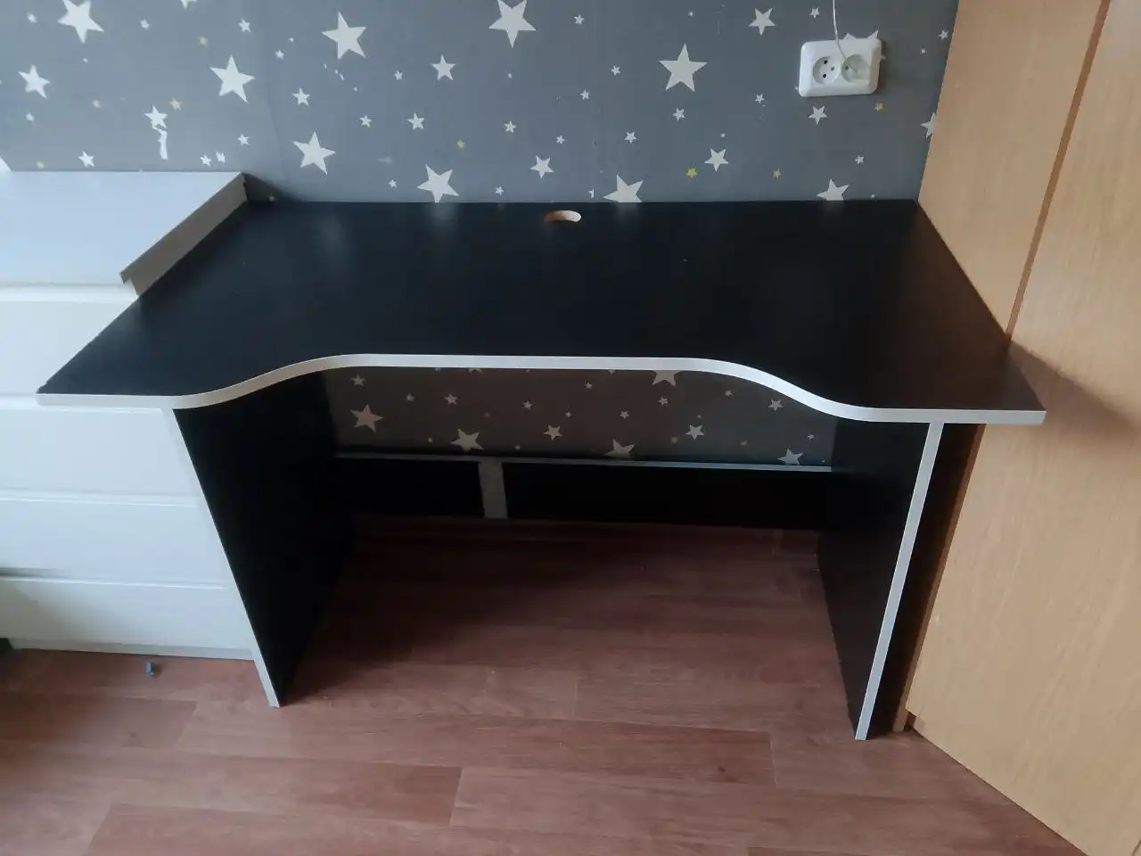 Компьютерный стол в идеальном состоянии