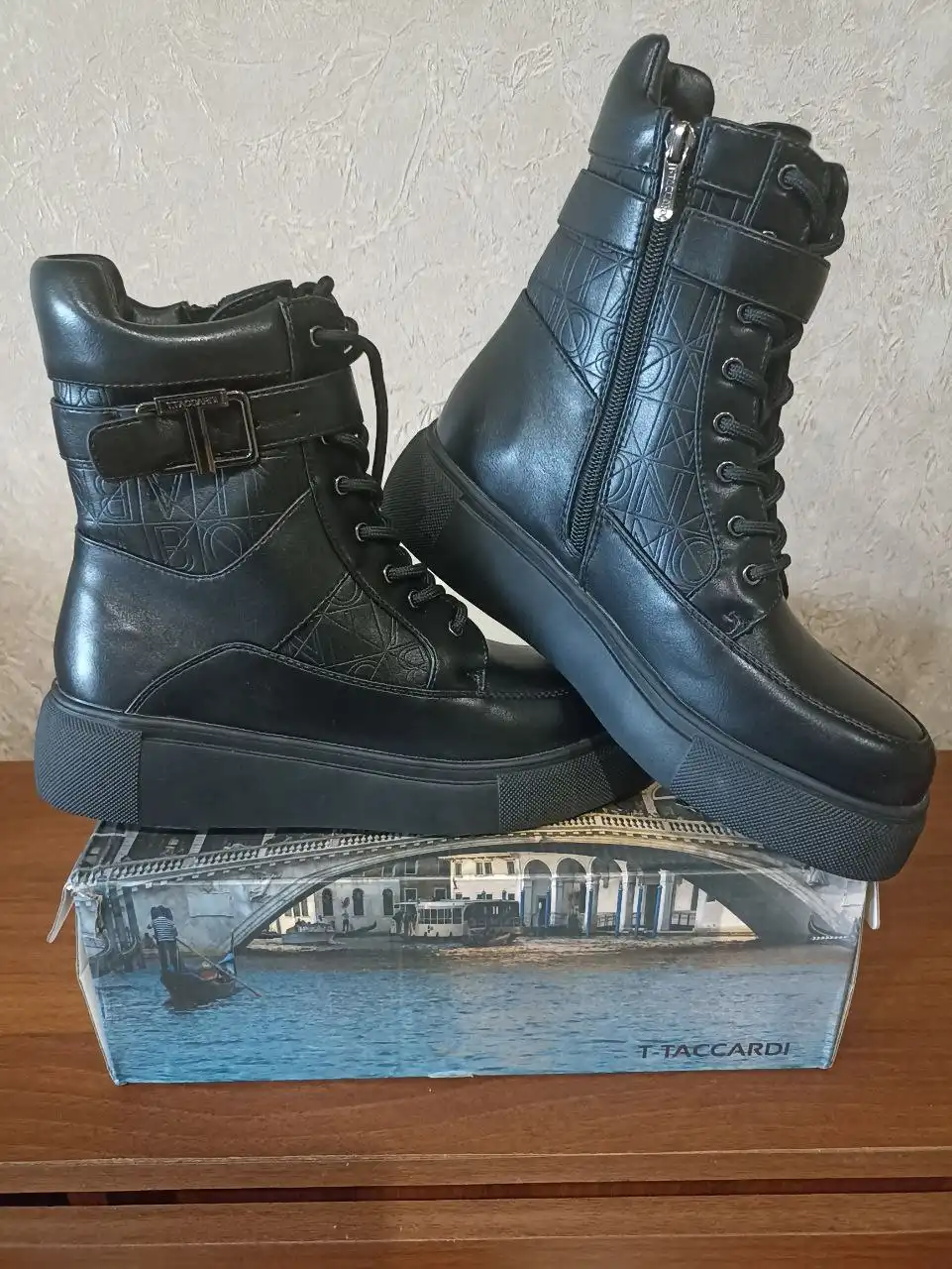 Продажа новой обуви и одежды - Верхняя одежда и обувь (Одежда) в Ново Ленино