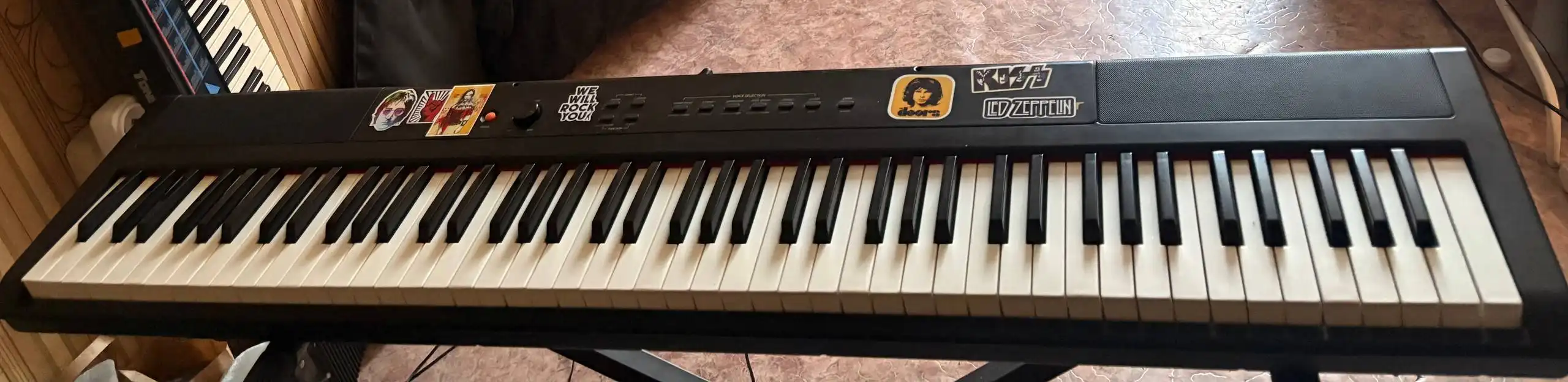 Электронное фортепиано Artesia 88 клавиш с стойкой и педалью - Музыкальные инструменты (Электроника) в Иркутск