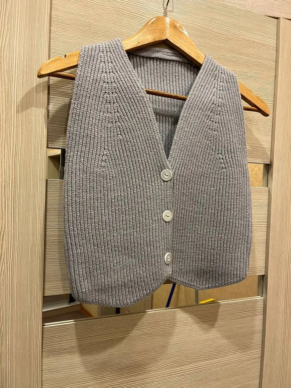 Новые жилеты из 100% шерсти - Верхняя одежда (Одежда) в Шелехов