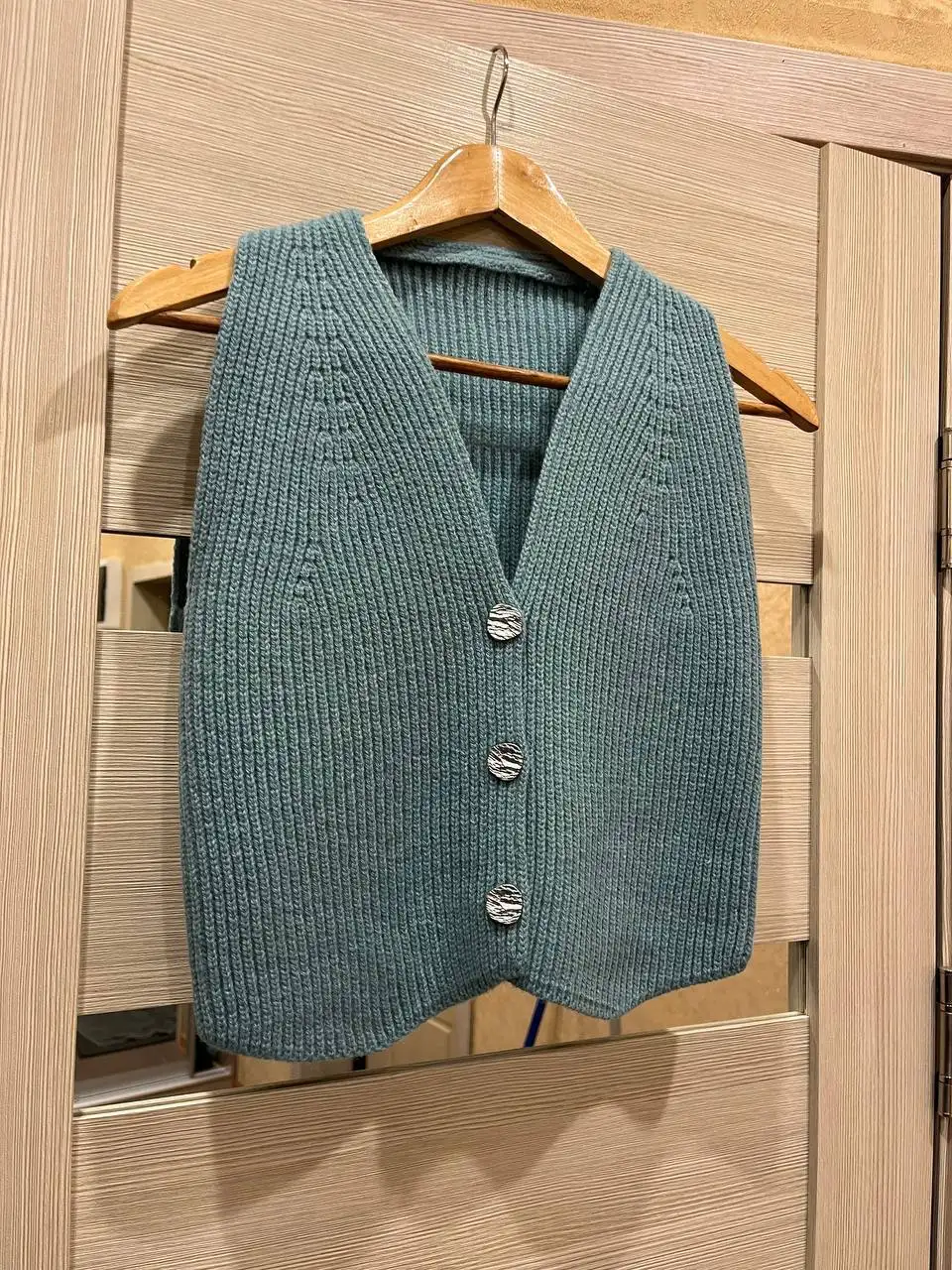 Новые жилеты из 100% шерсти - Верхняя одежда (Одежда) в Шелехов