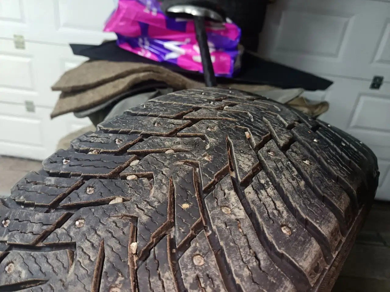 Продам комплект шипованной зимней резины 245/60/18 109 TXL - Шины и диски (Авто) в Иркутск