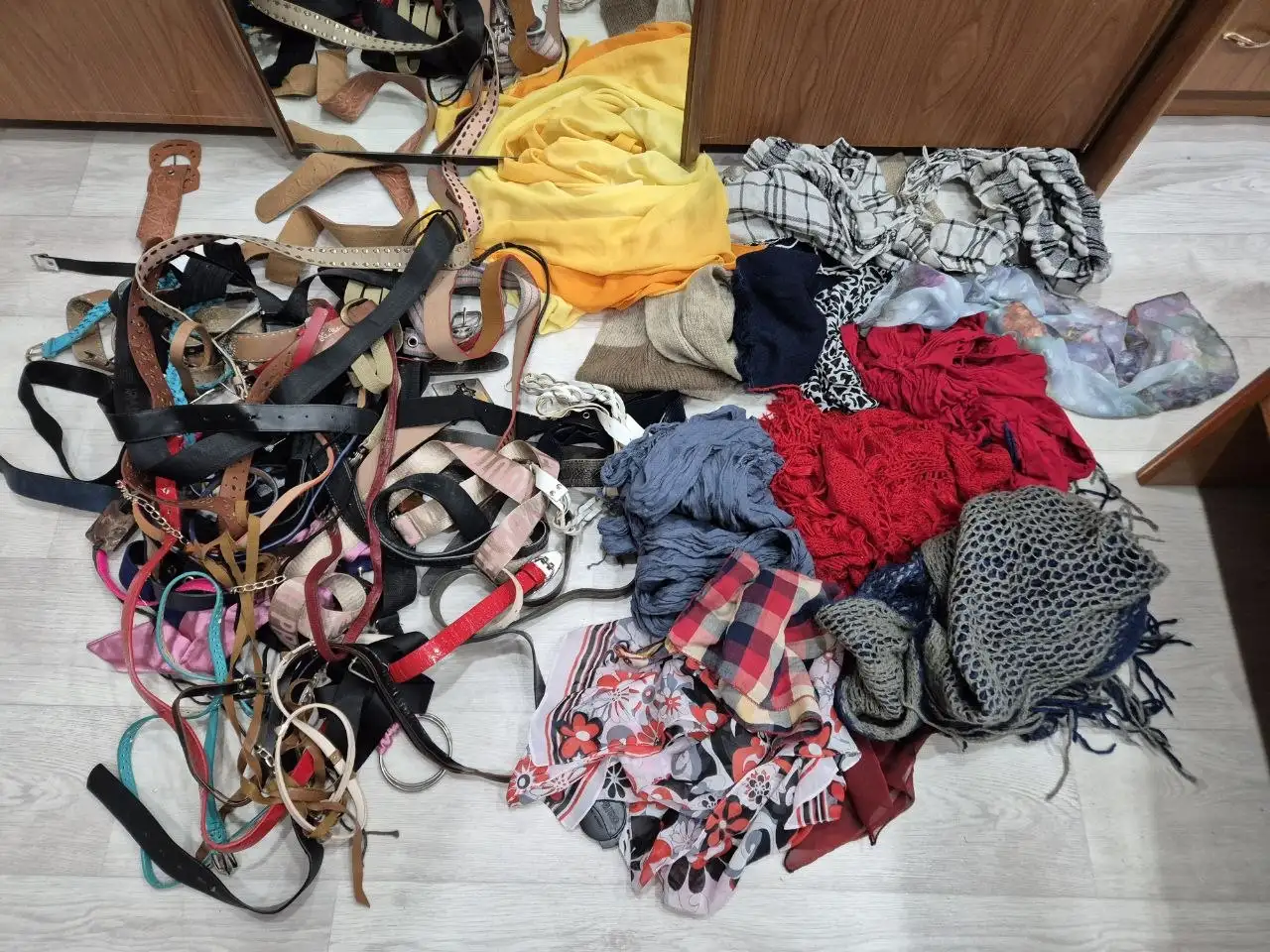 Платки, палантины, ремни отдам - Одежда в Иркутск