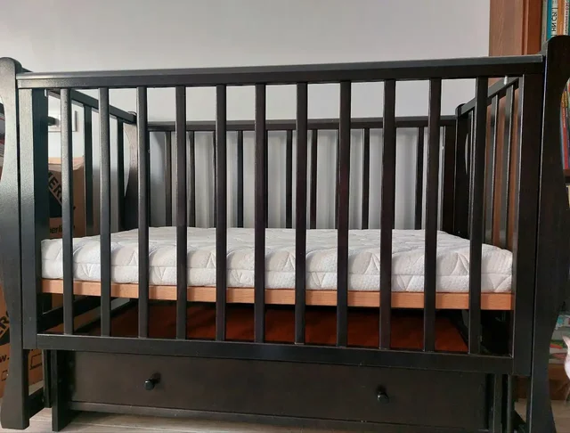 Продажа детской кровати с матрасом из массива дерева - Товары для детей в Иркутск