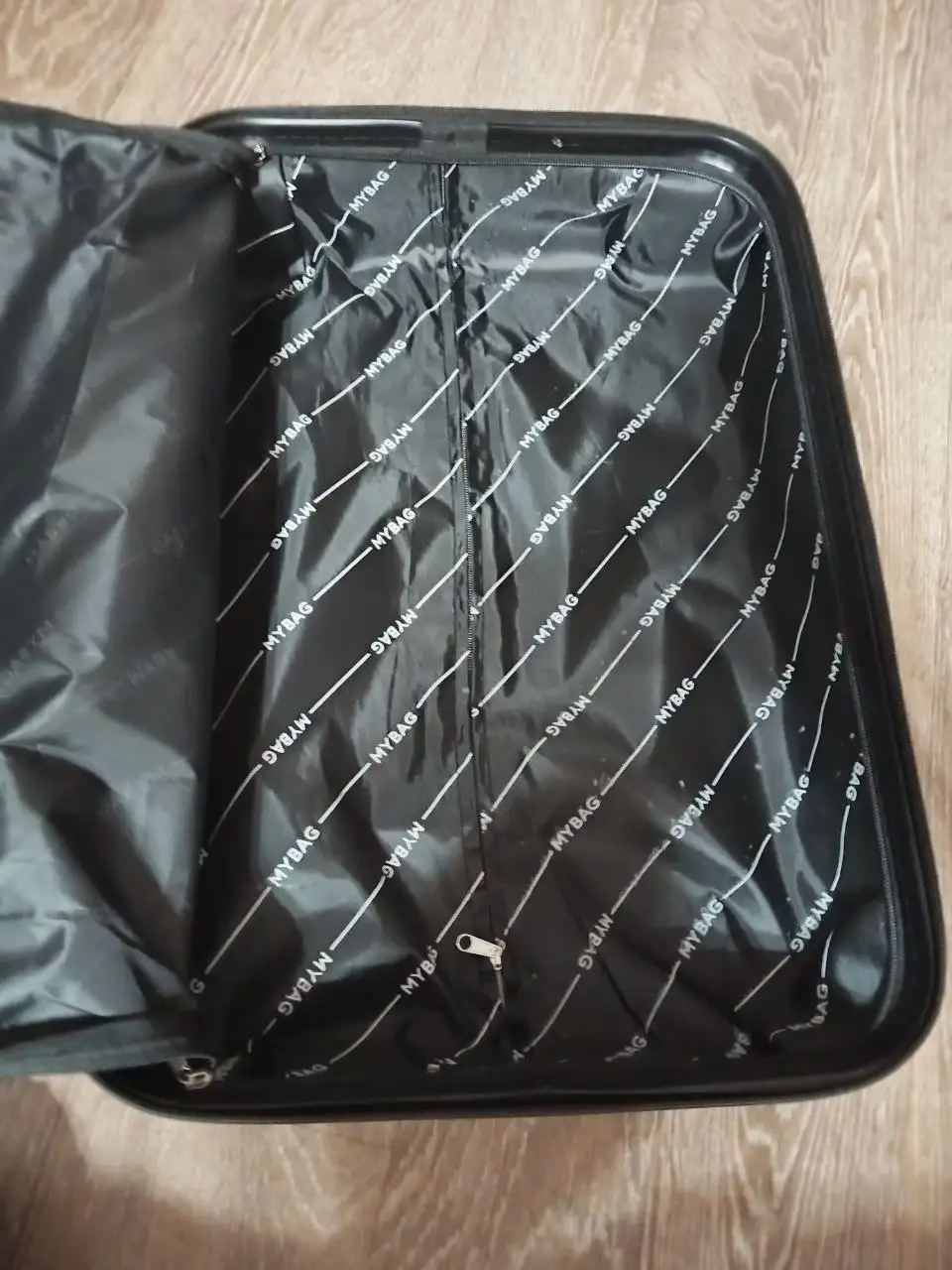 Продам новый чемодан размер М - Барахолка в Иркутск