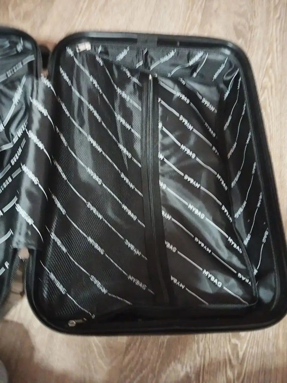 Продам новый чемодан размер М - Барахолка в Иркутск