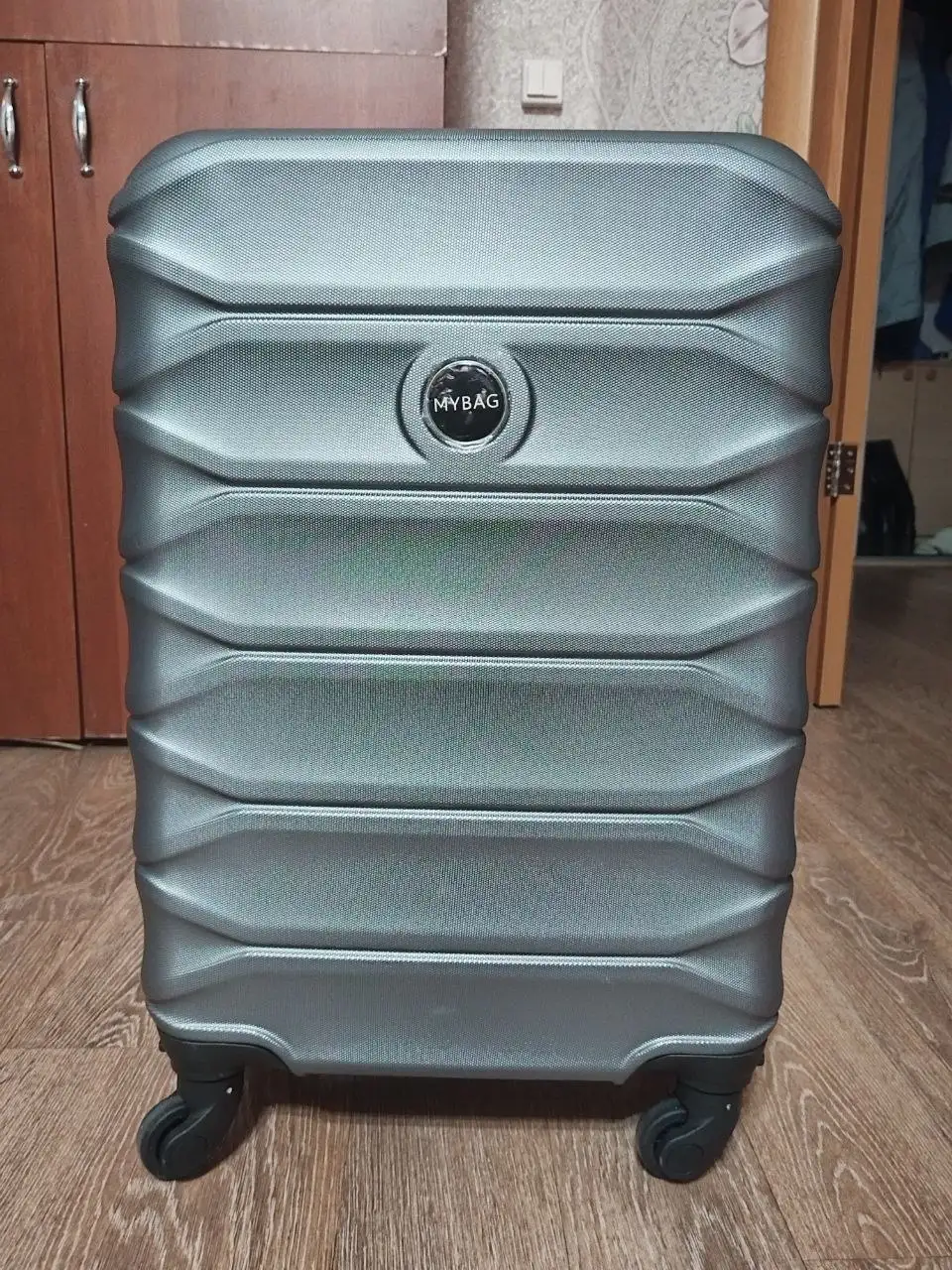 Продам новый чемодан размер М - Барахолка в Иркутск