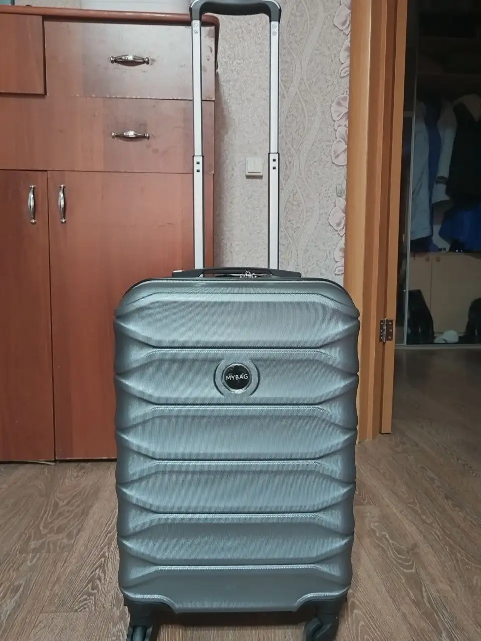 Продам новый чемодан размер М - Барахолка в Иркутск