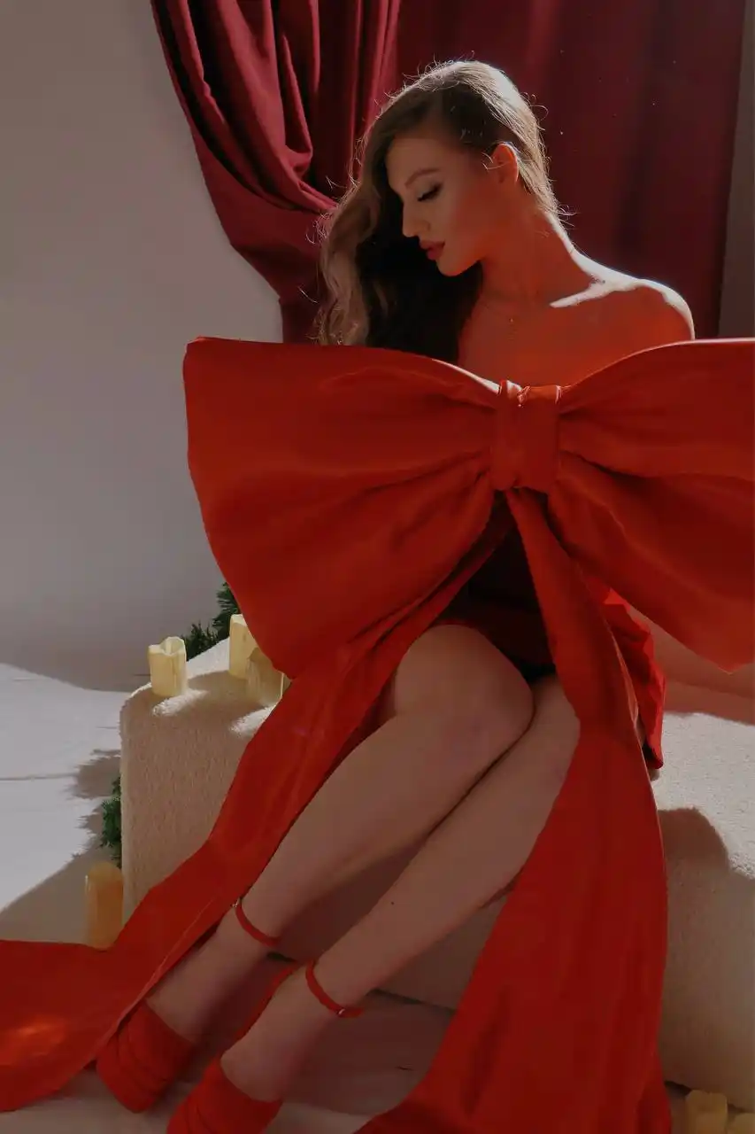 Фотосессия с большим красным бантом