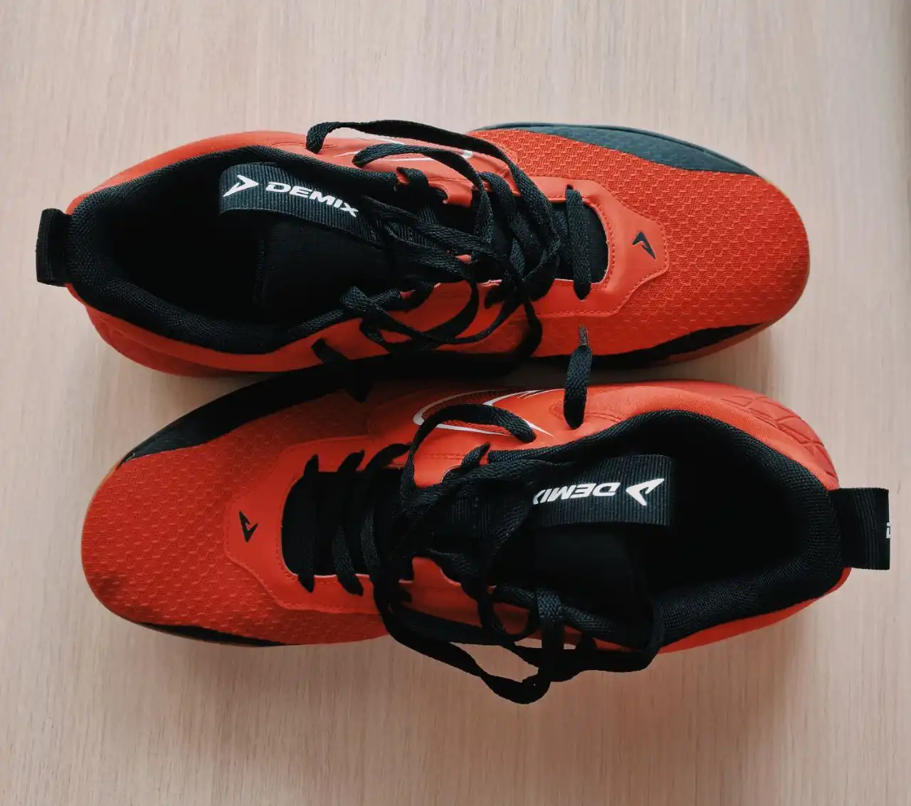 Продам мужские кроссовки Demix