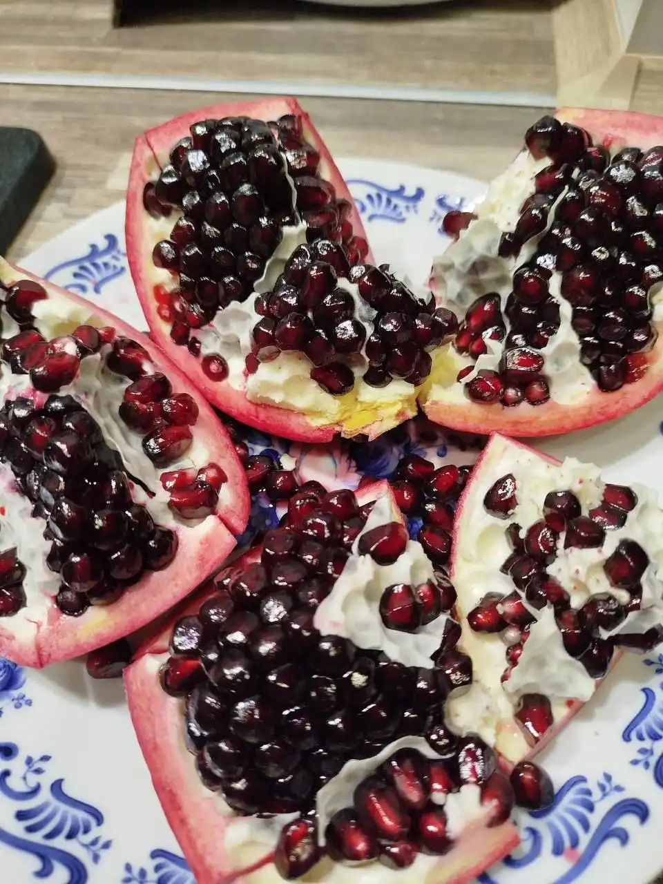 Продажа фруктов: ананасы, питахайя, мандарины, гранаты, виноград