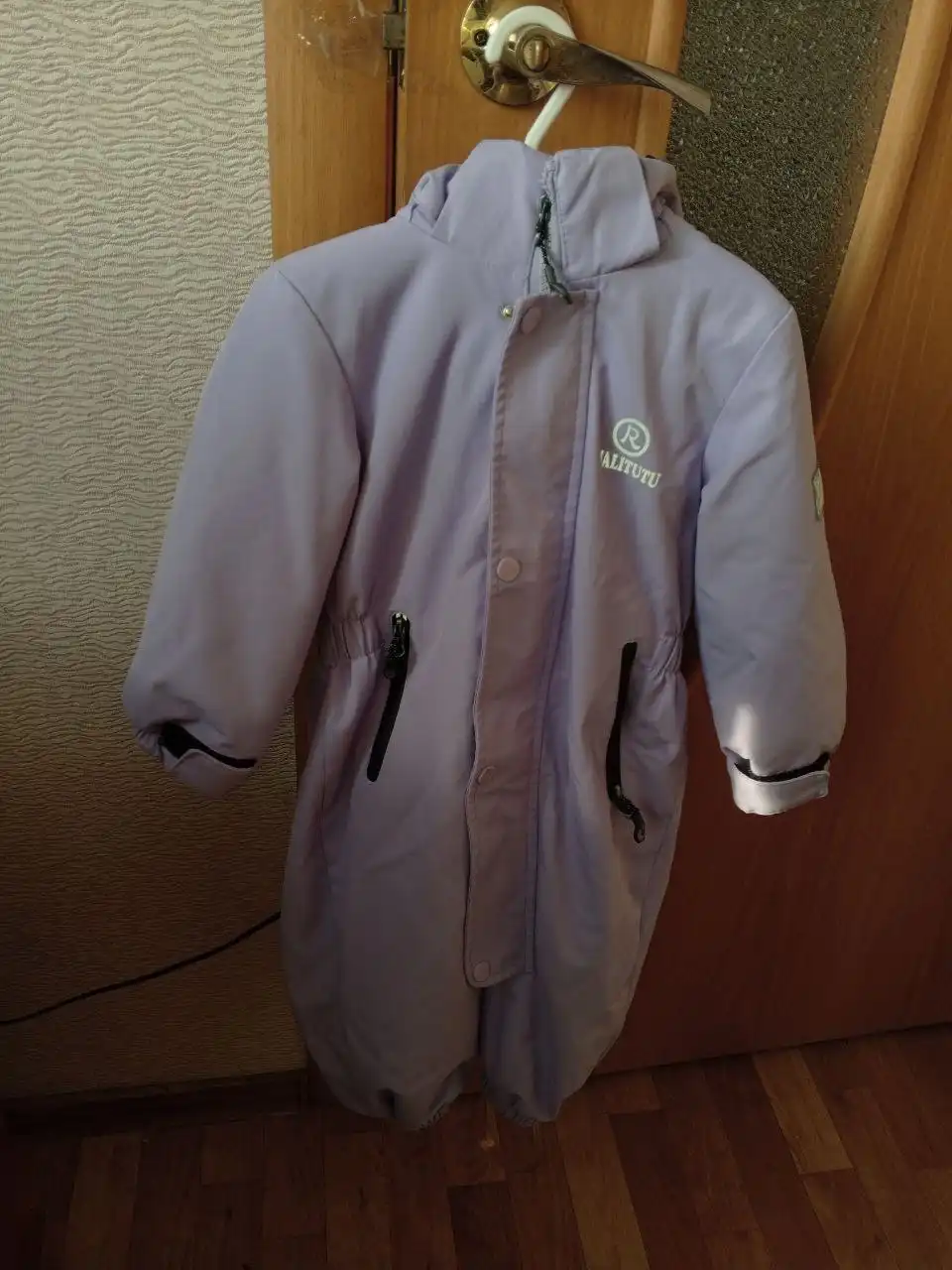 Детская одежда: ветровка, комбинезон, шапка с варежками - Одежда для детей (Товары для детей) в Новотроицк