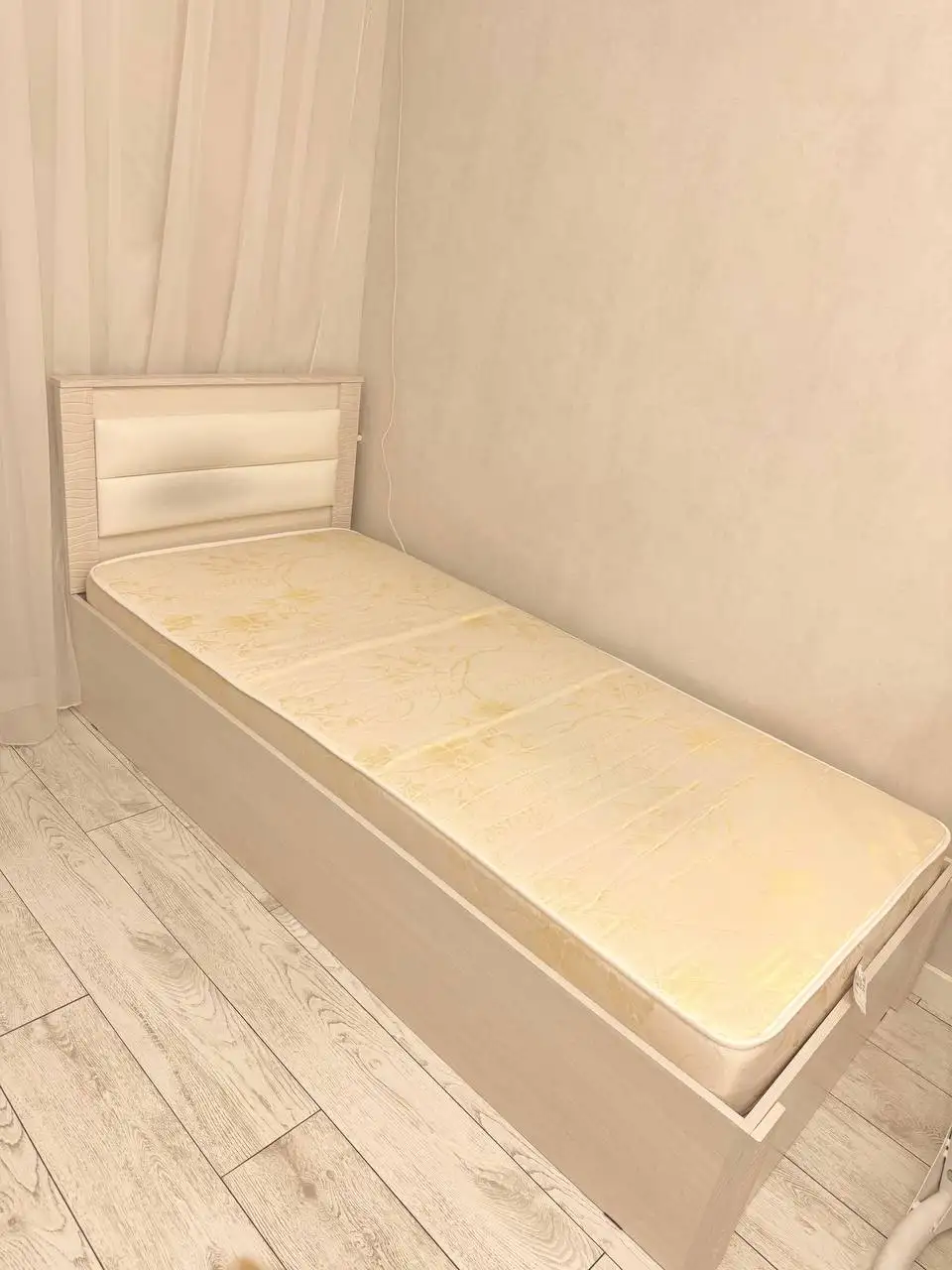 Продам кровать с матрасом 90*200 - Мебель (Для дома и дачи) в Орск