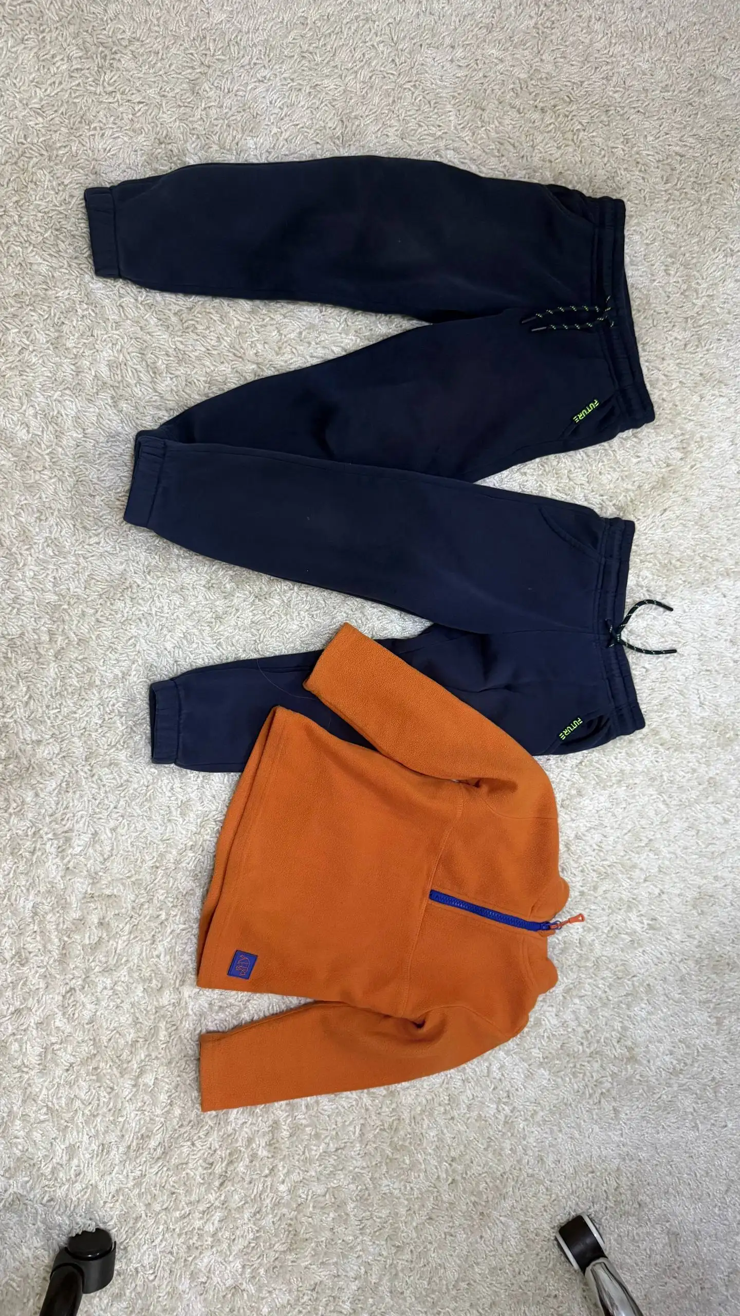 Куртка зеленая 122, штаны 116, брюки 110, кроссовки 31 размер, флиска 116 - Верхняя одежда, штаны, обувь (Одежда) в Орск