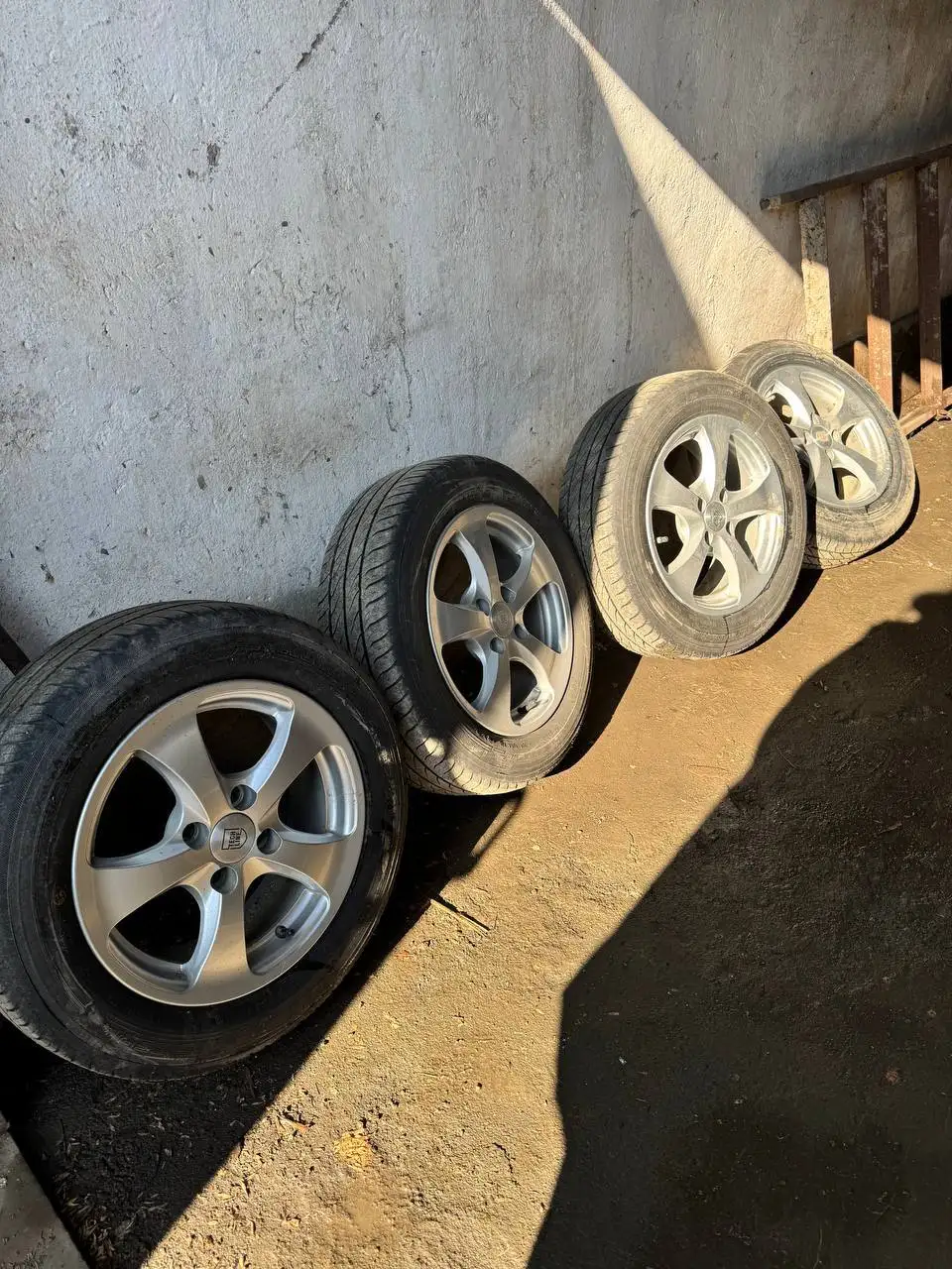 Продам диски и шины - Запчасти (Авто) в Орск-Новотроицк