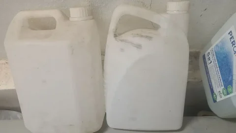 Отдам из под жидкости для стекла - Стройматериалы в Орск