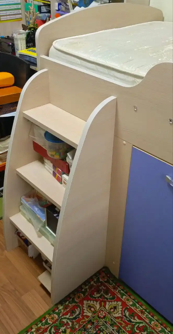 Продажа кровати-чердака с выдвижным столом и шкафом