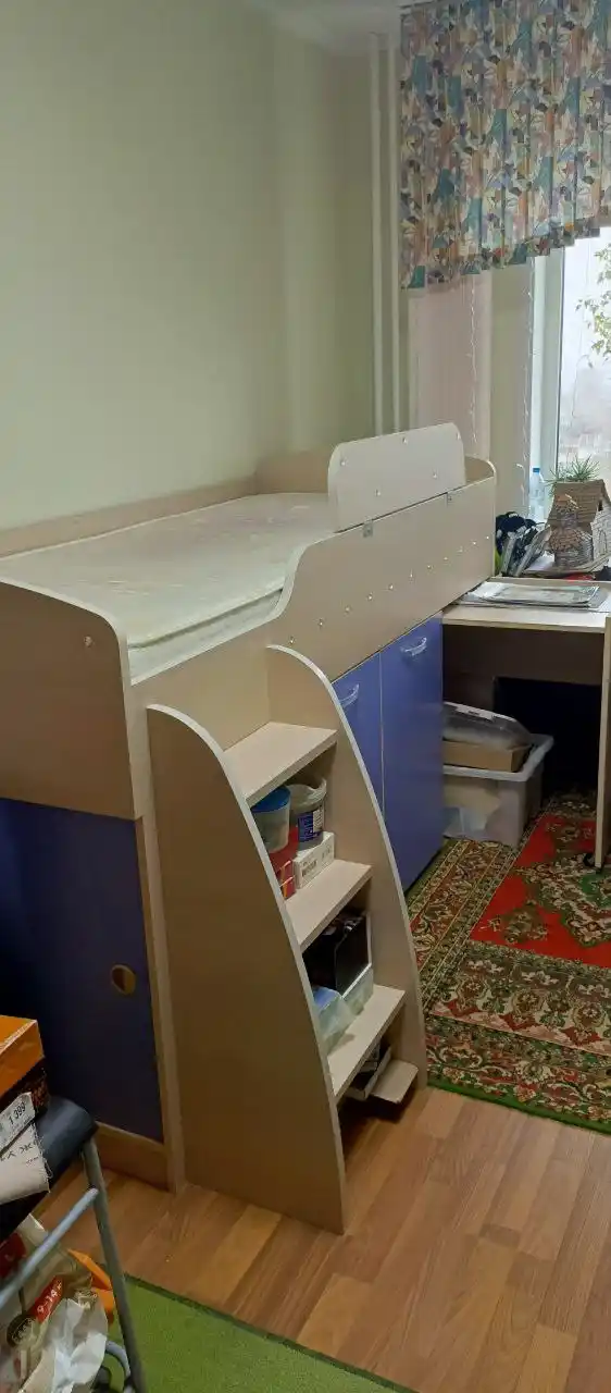 Продажа кровати-чердака с выдвижным столом и шкафом