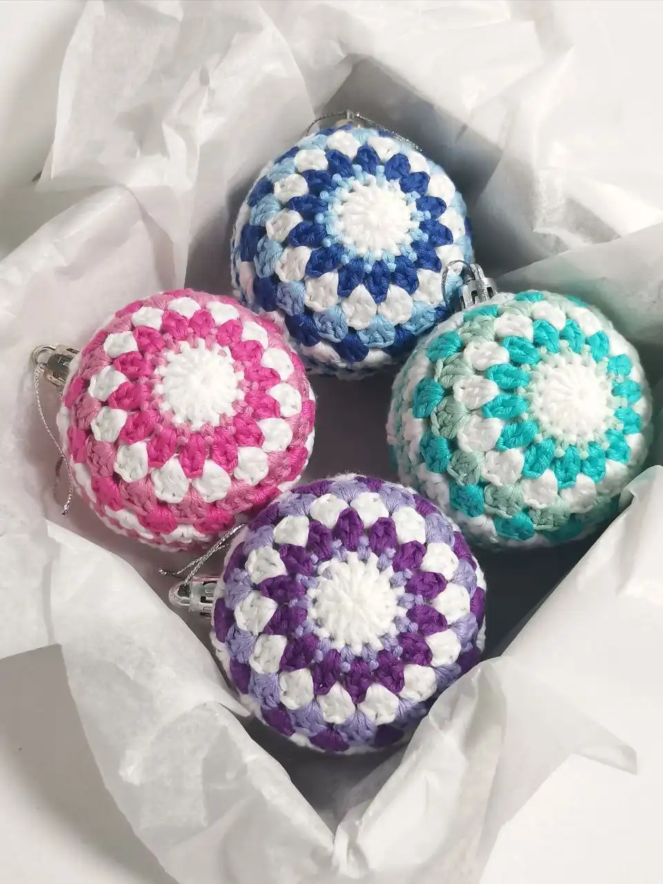 Набор обвязанных новогодних шаров