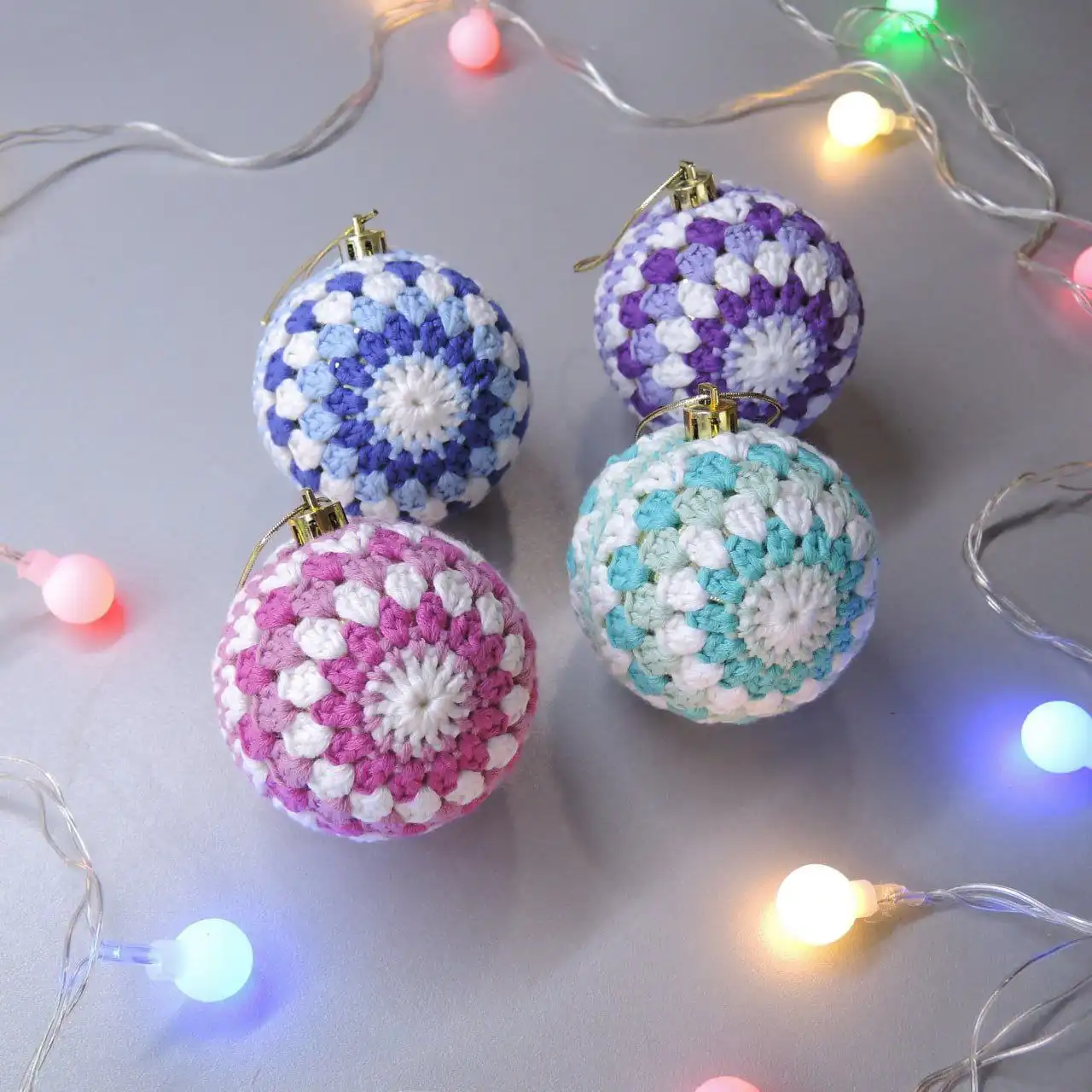 Набор обвязанных новогодних шаров