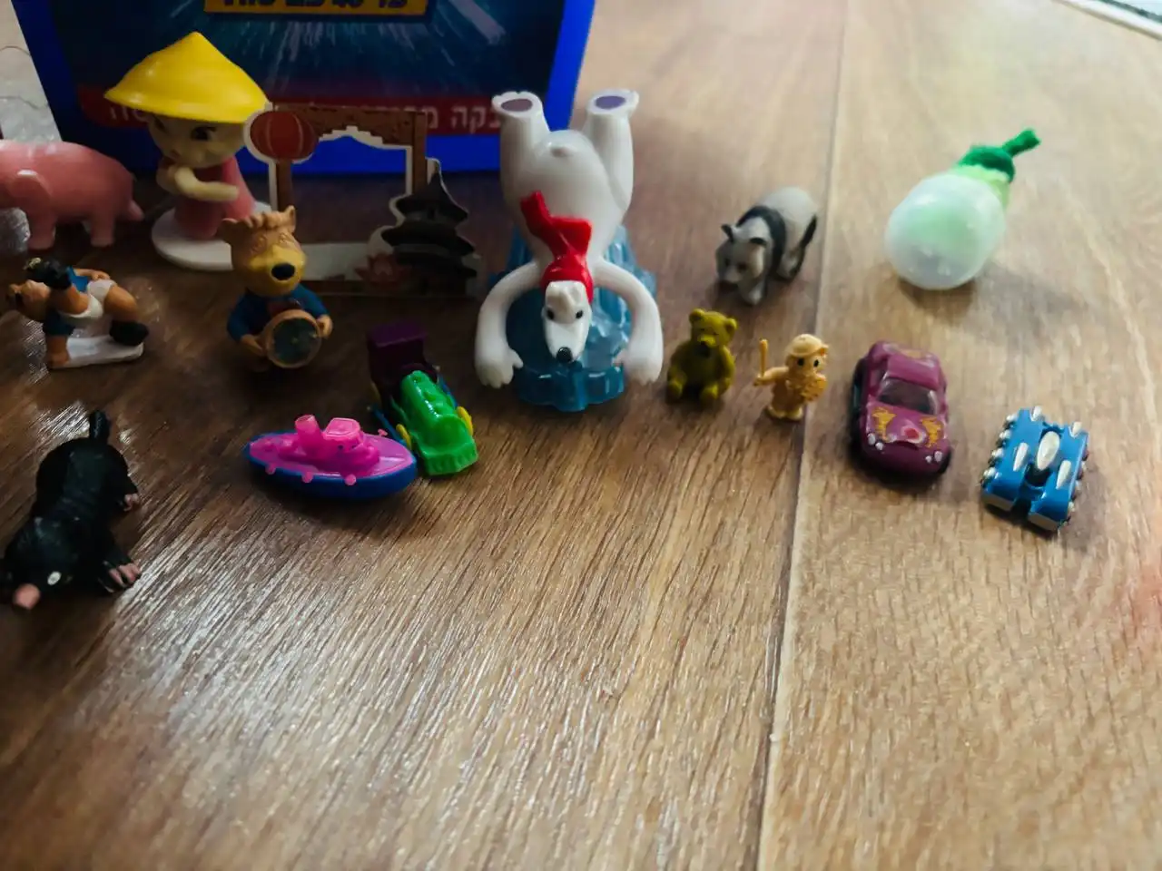 Продажа игрушек из киндер сюрприза