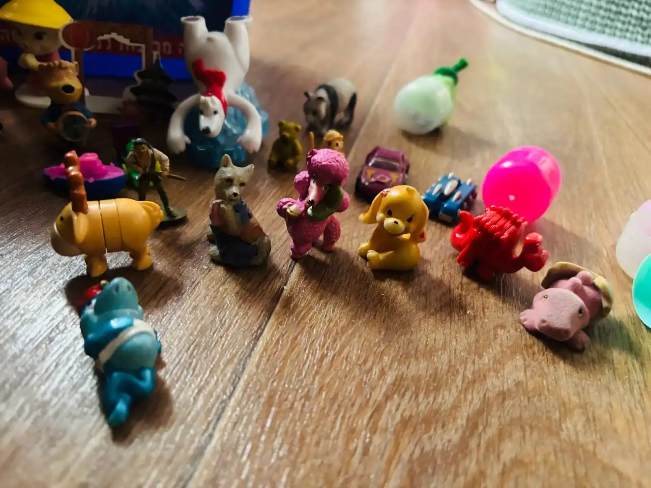 Продажа игрушек из киндер сюрприза