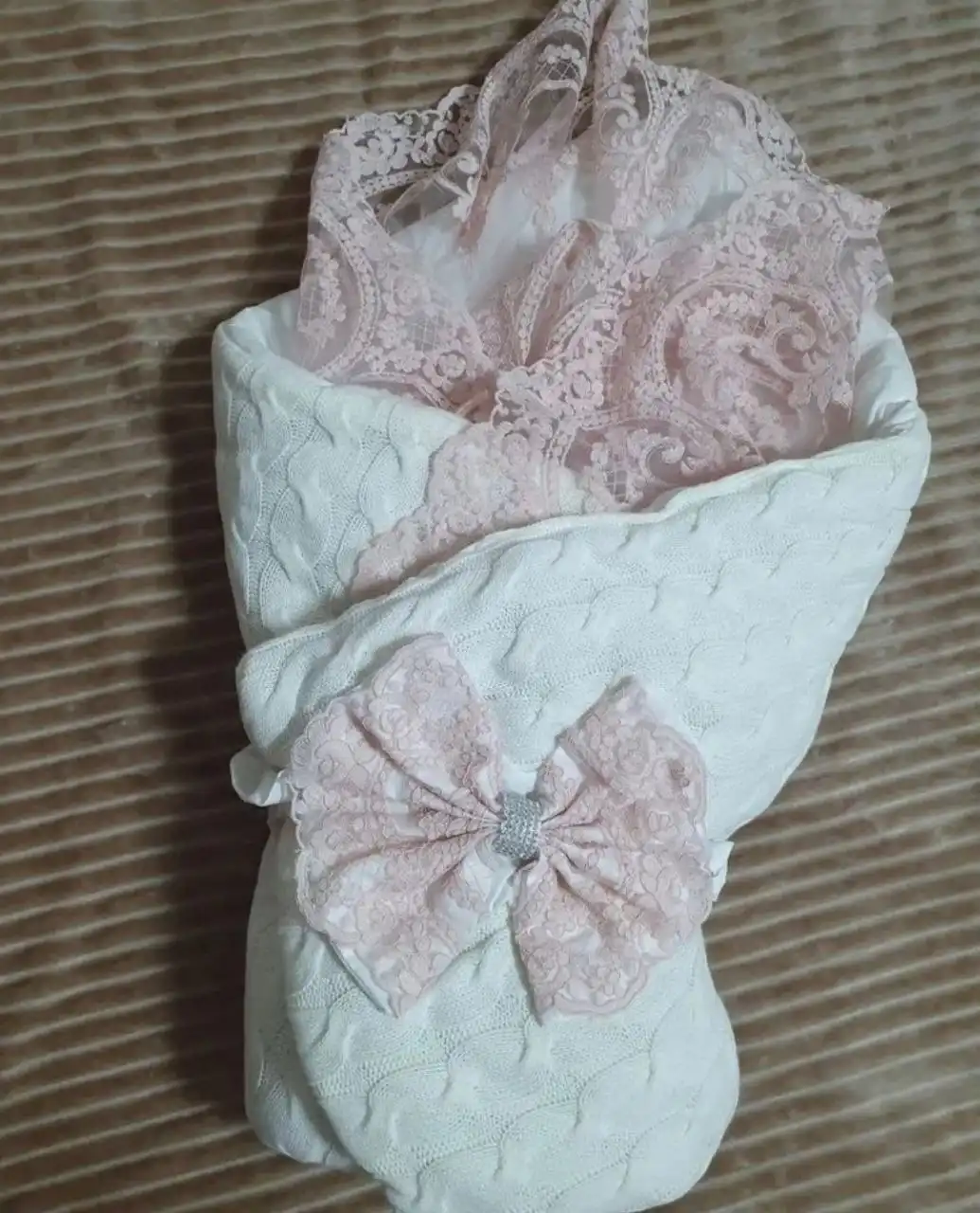 Продажа детских товаров: конверт на выписку и комбинезон