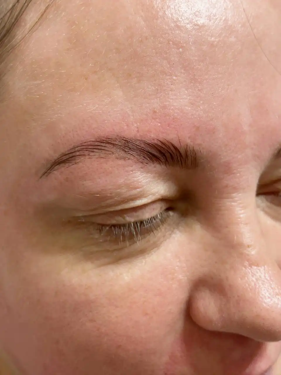 Наращивание и ламинирование ресниц и бровей перед Новым годом