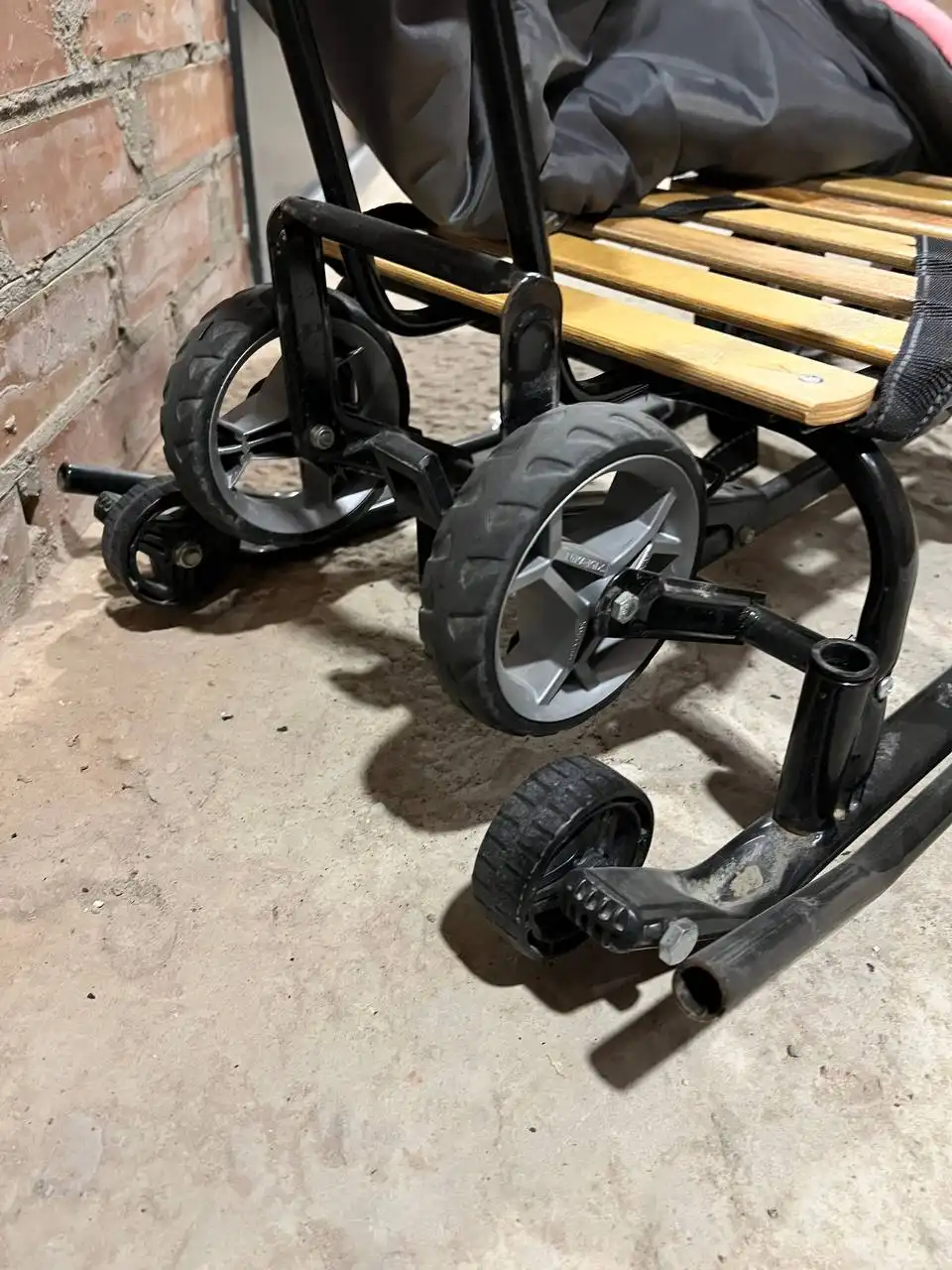 Санки с прорезиненными колесами и меховым сидением