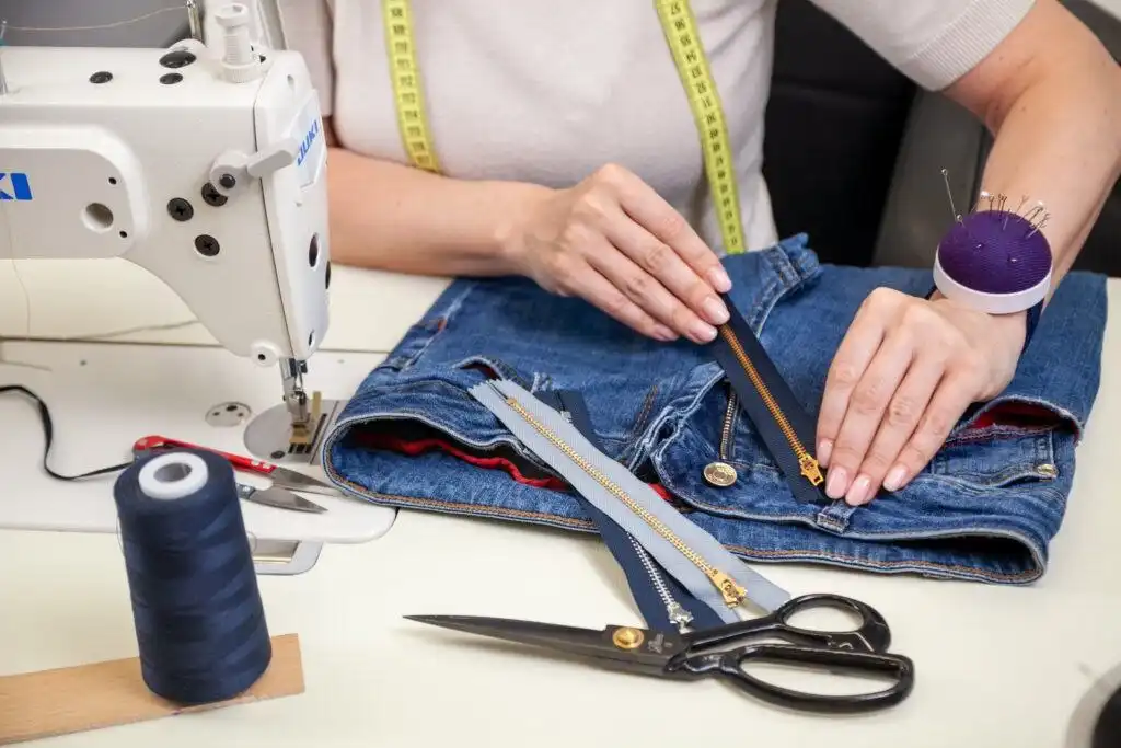 Ремонт одежды, подгиб штор, замена молнии