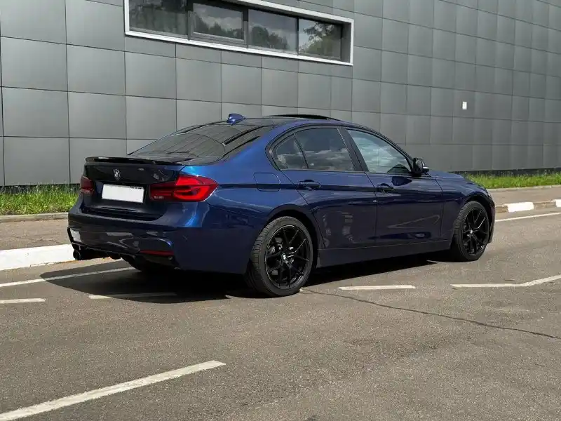 BMW 3 серии 2017 года