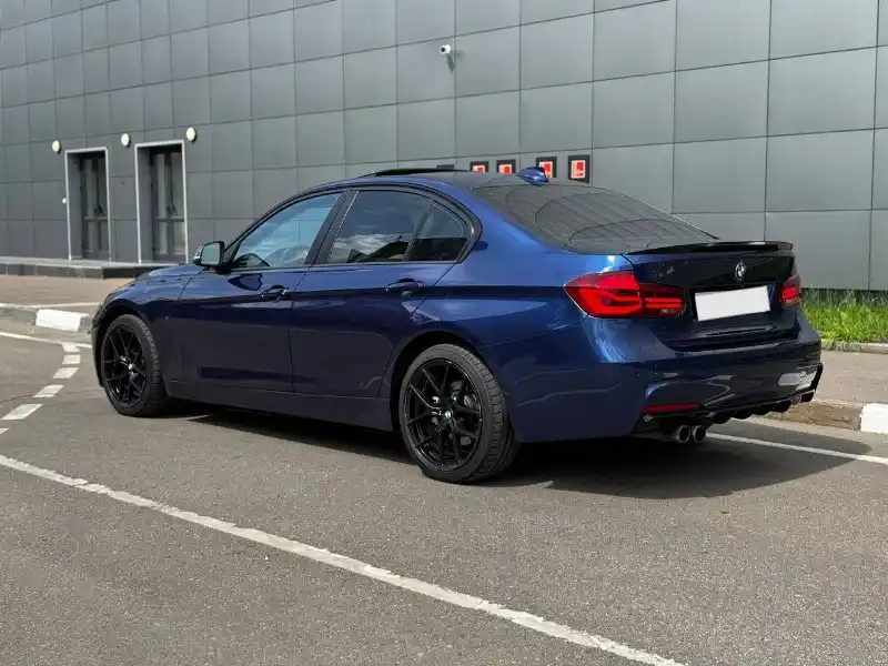 BMW 3 серии 2017 года