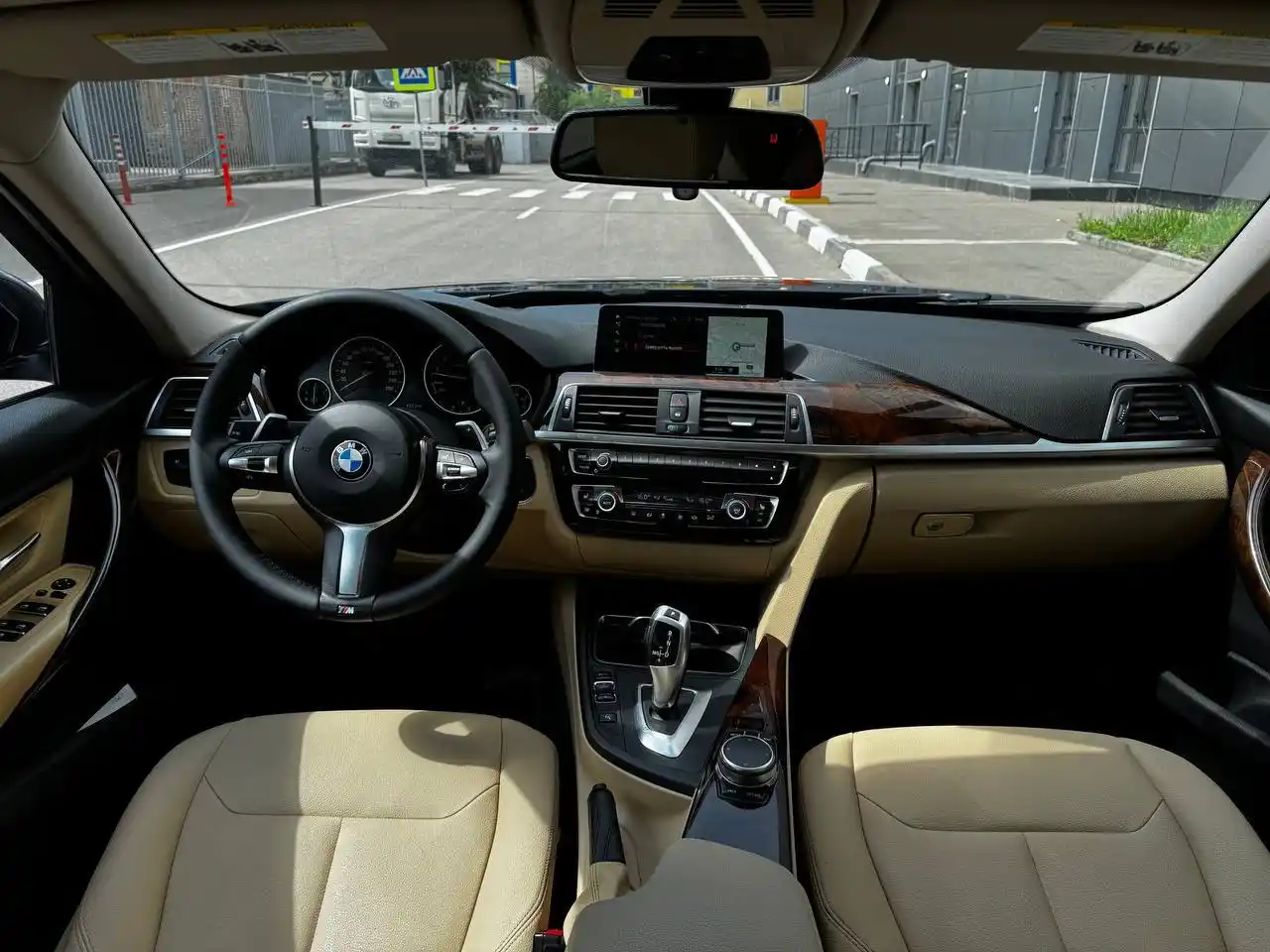 BMW 3 серии 2017 года