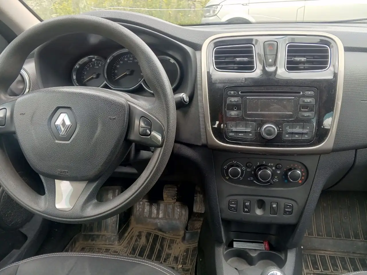 Renault Logan 2 поколение 2015 - Легковые автомобили (Авто) в Челябинск