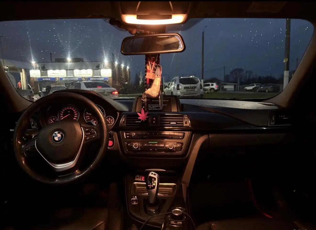 BMW 320i 2012 года с автоматом и двумя комплектами колес