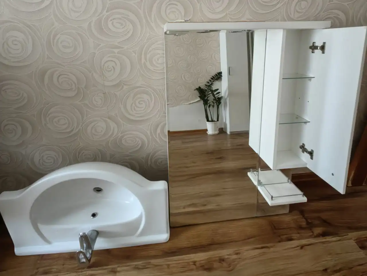 Продажа зеркала-шкафа и раковины