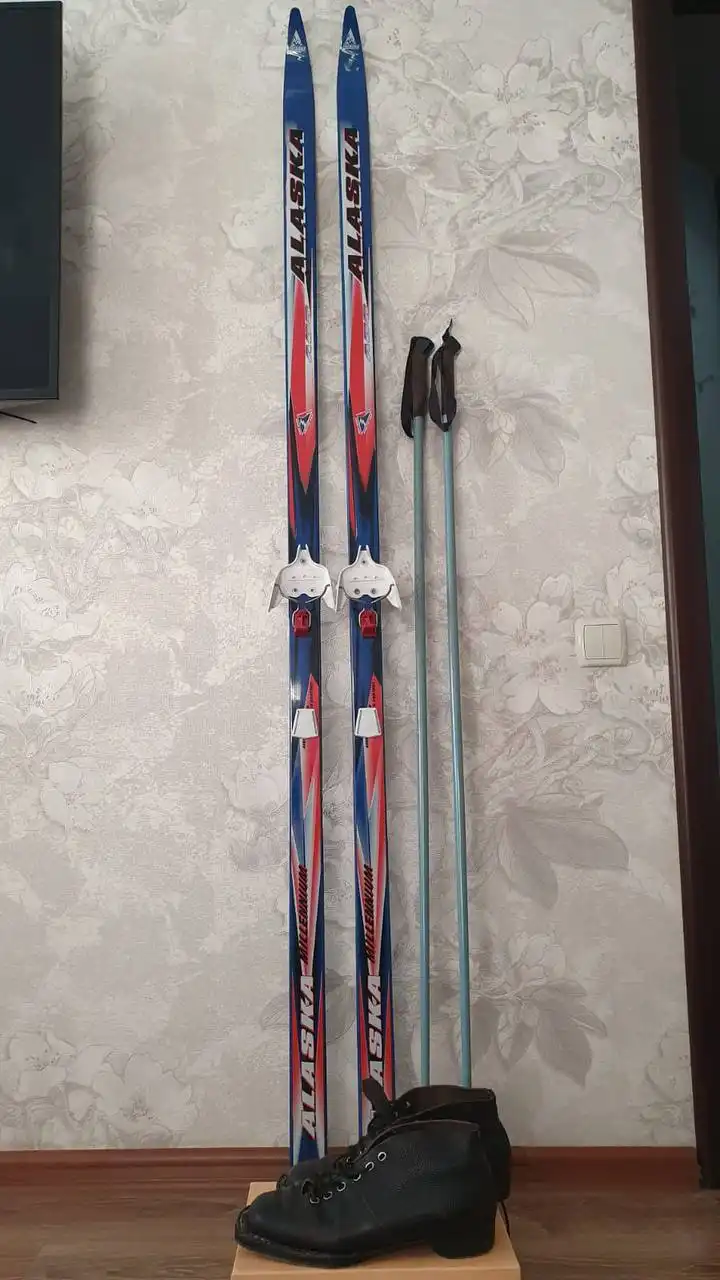 Комплект пластиковых беговых лыж с ботинками