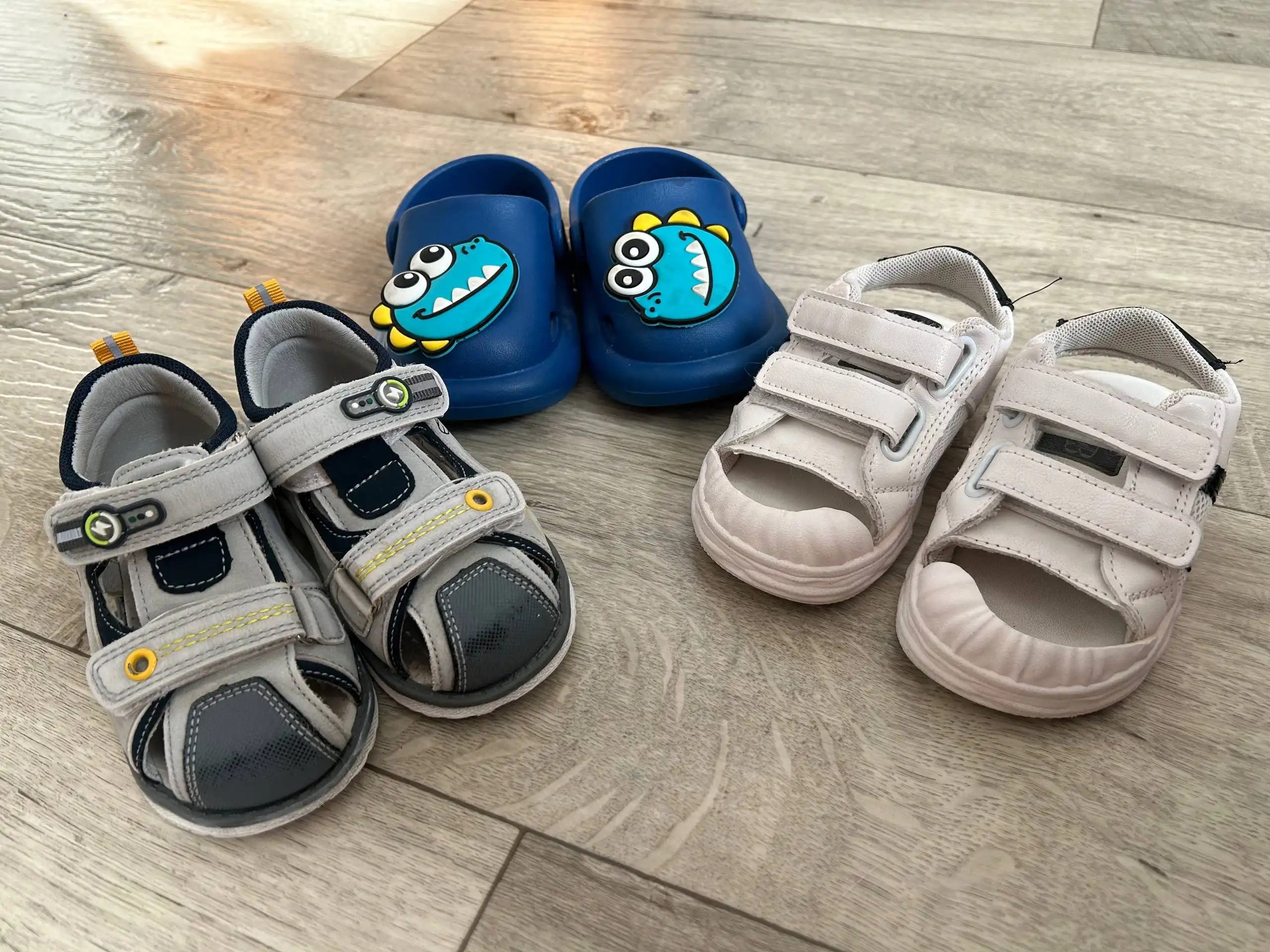 Продам детскую обувь 23-24 размер