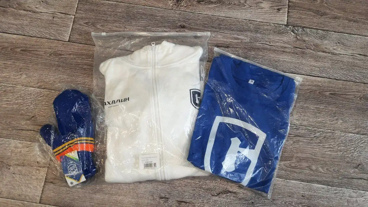 Худи, футболка и варежки с символикой Сахалина