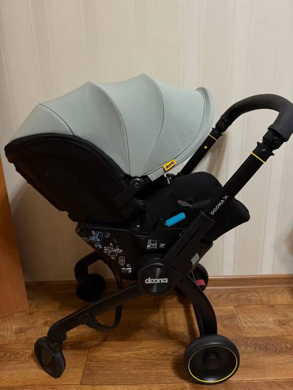 Автокресло-коляска Doona X 2025 года в идеальном состоянии