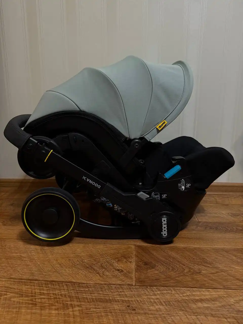 Автокресло-коляска Doona X 2025 года в идеальном состоянии