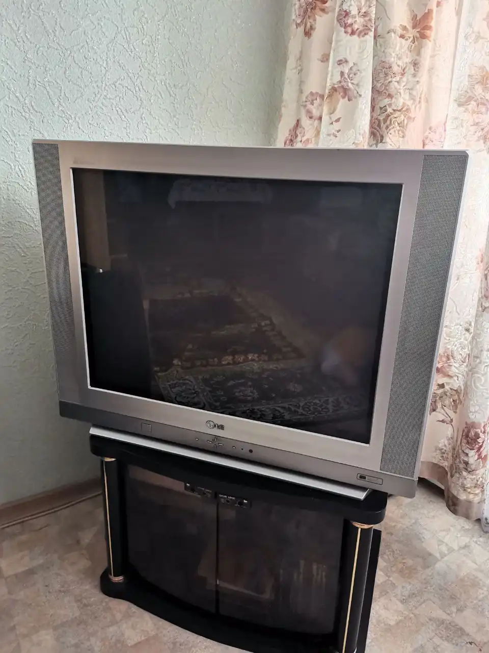 Телевизор с тумбочкой