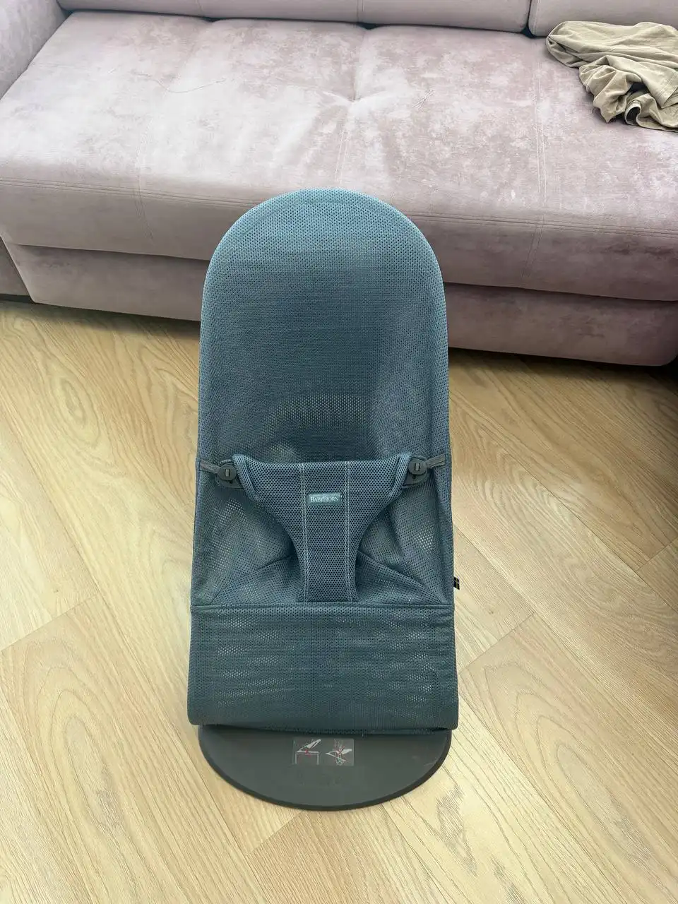 Продам шезлонг для новорожденных BabyBjorn с дугой