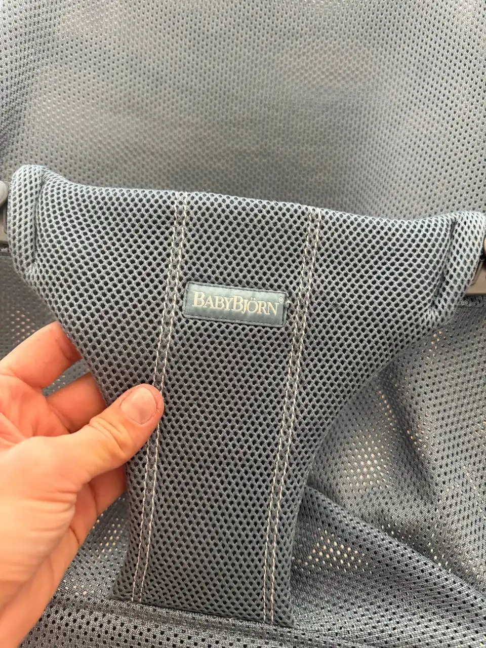 Продам шезлонг для новорожденных BabyBjorn с дугой