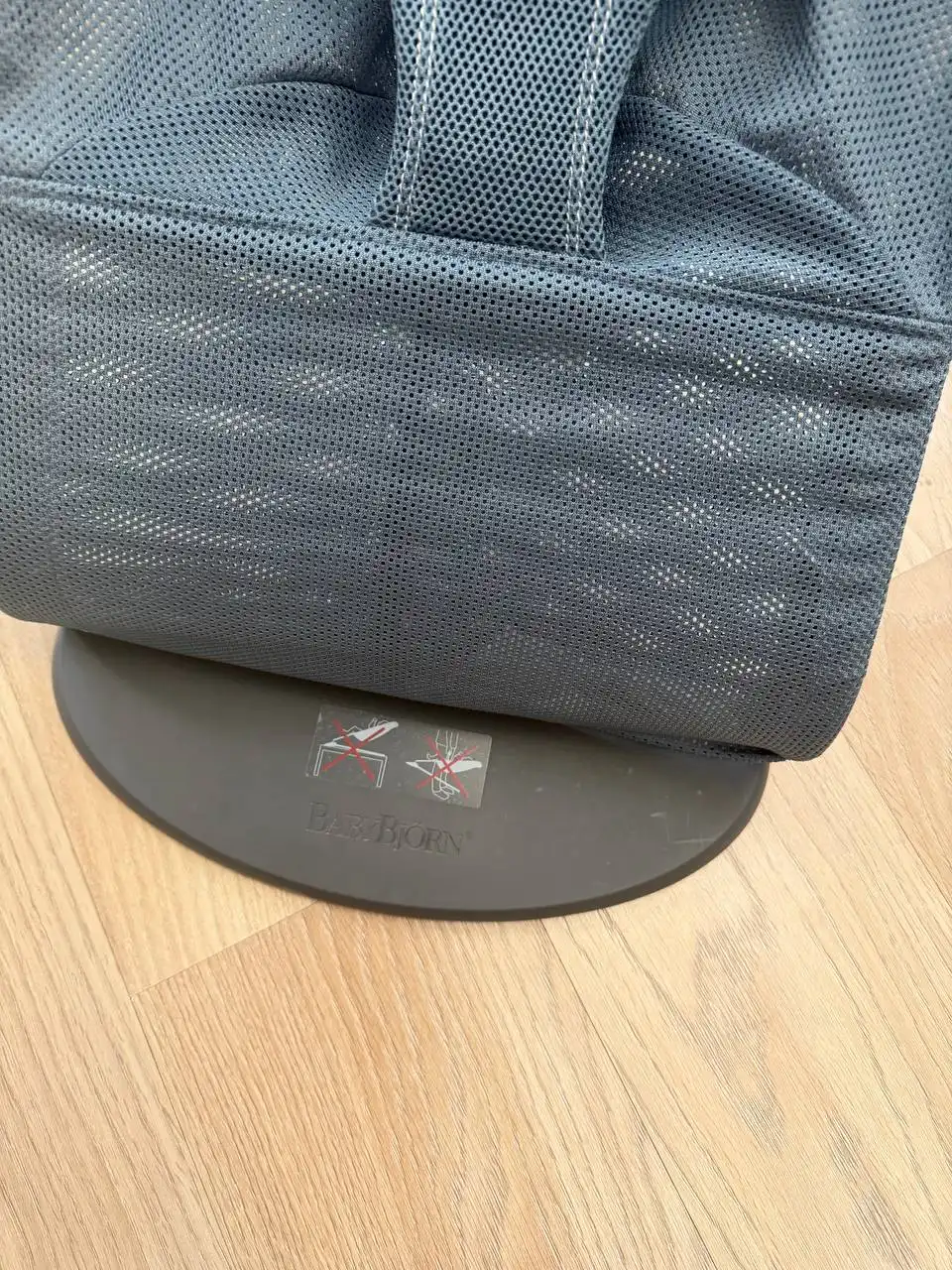 Продам шезлонг для новорожденных BabyBjorn с дугой