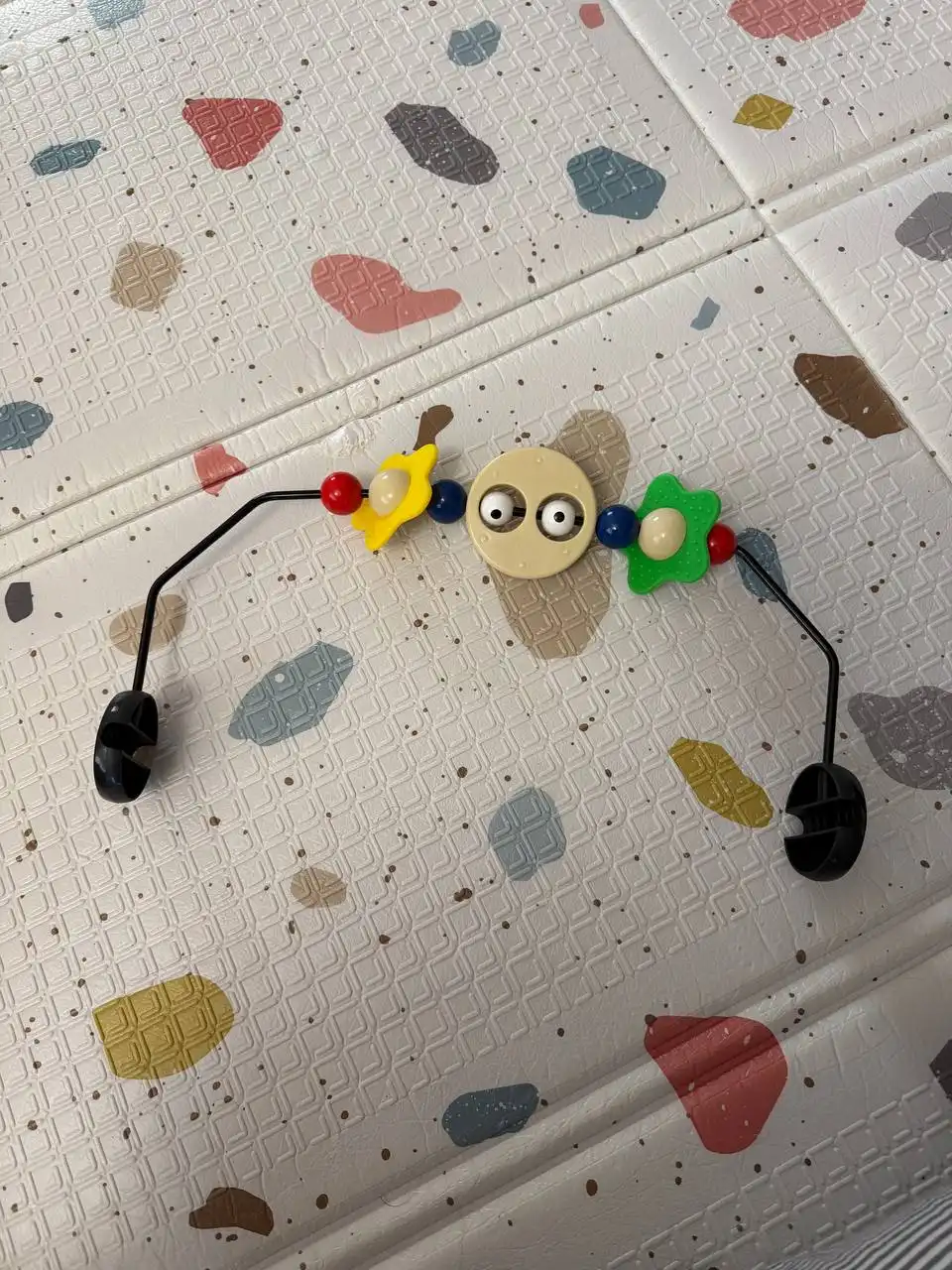 Продам шезлонг для новорожденных BabyBjorn с дугой