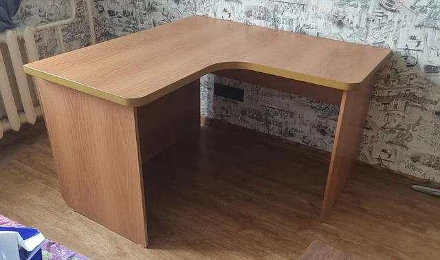 Продам угловой стол с небольшими дефектами - Инструменты в Южно-Сахалинск