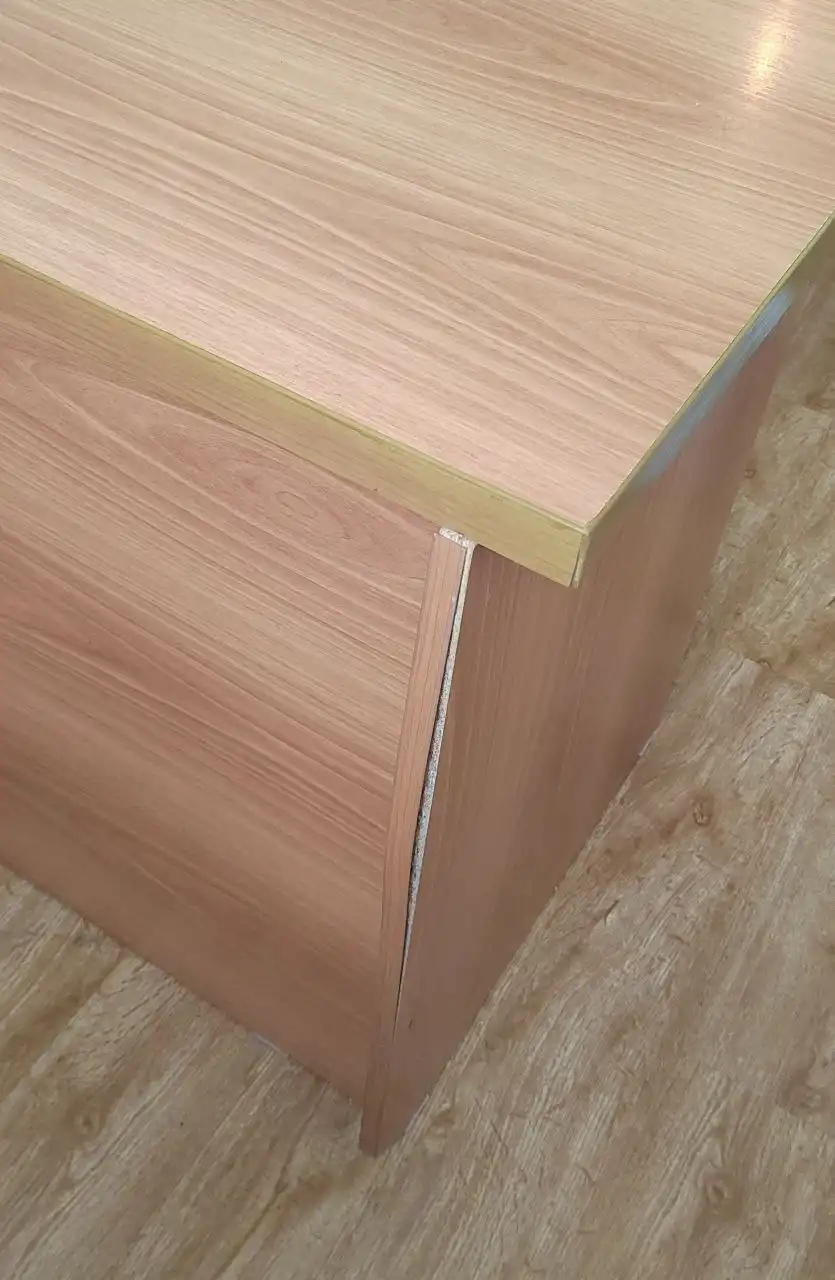 Продам угловой стол с небольшими дефектами