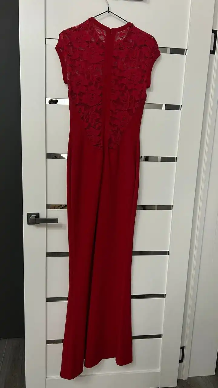 Продам вечерние платья зеленое и красное