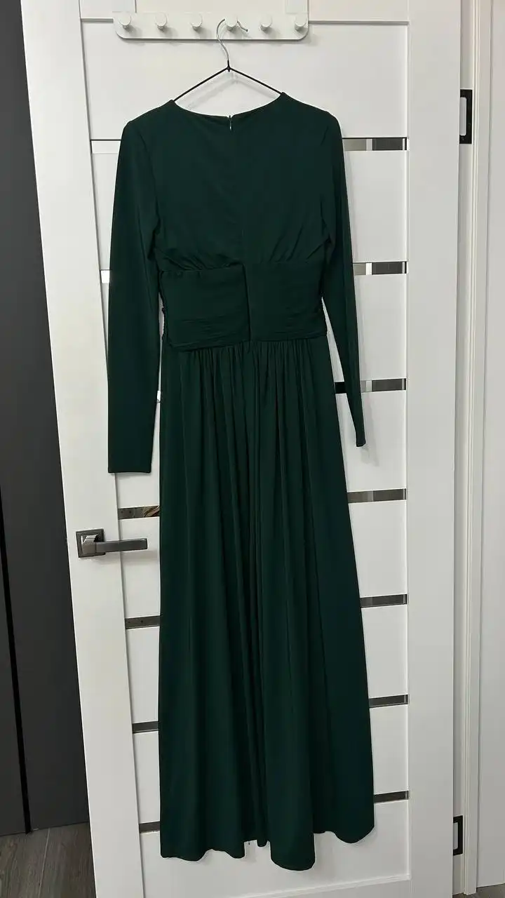 Продам вечерние платья зеленое и красное